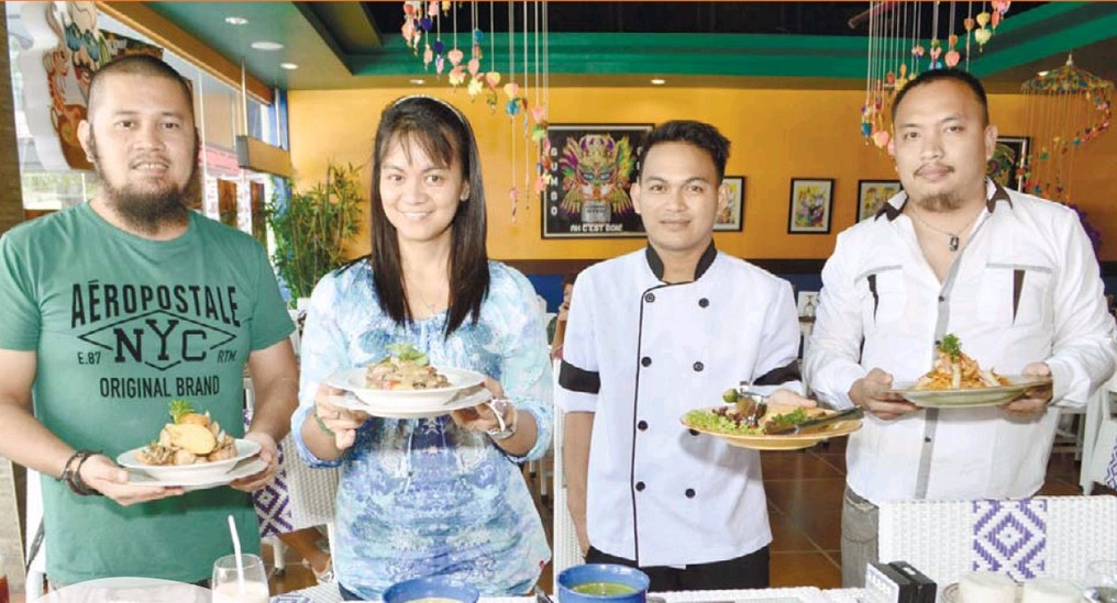 Gumbo Team Vivian Chaplin, JM Libarnes , Head Chef Leonel, Argwin Casas